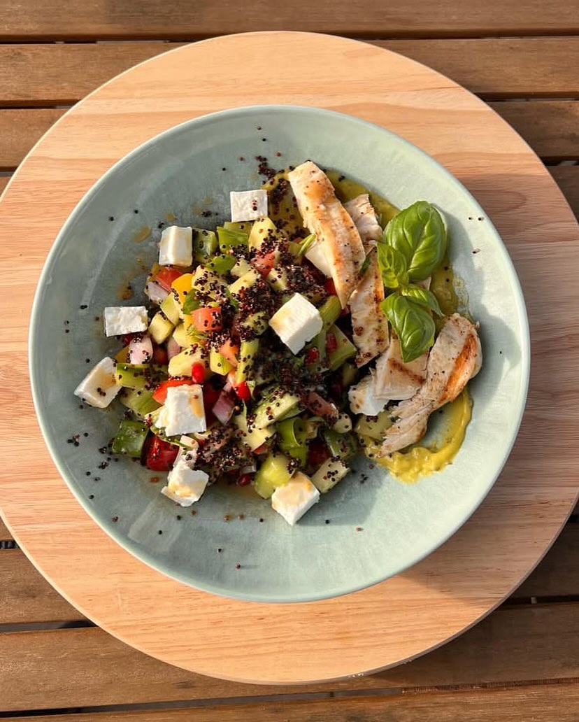 Festlich gedeckte Tische mit Besteck