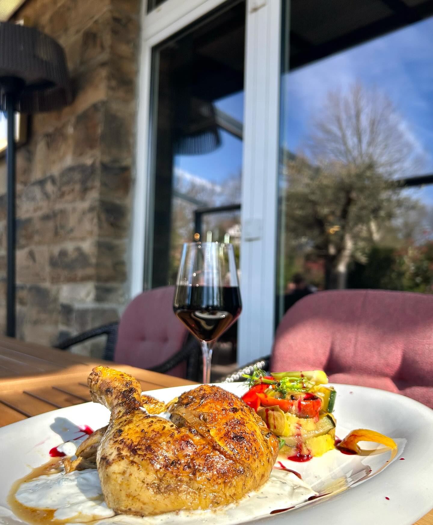 Festlich gedeckte Tische mit Besteck